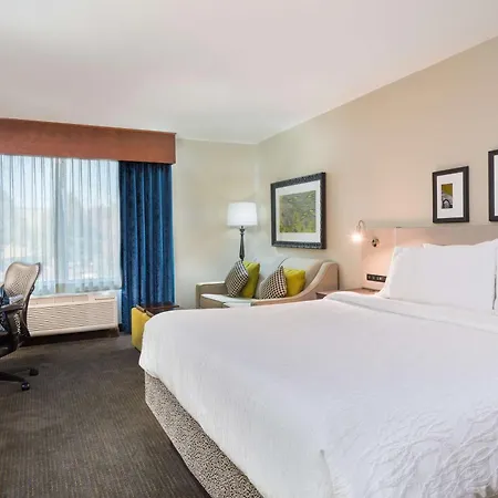 Hilton Garden Inn Westbury Exterior photo